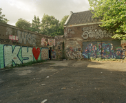 805601 Afbeelding van de graffiti op het achterterrein van de voormalige Autocentrale Utrecht (Boothstraat 4) te Utrecht.
